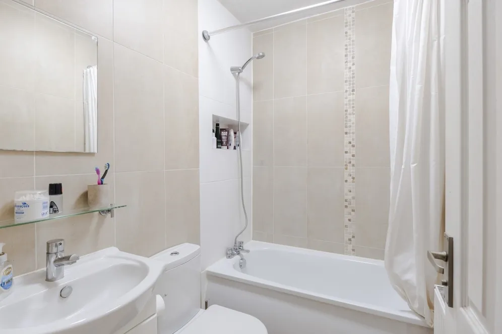 Strathdon Drive London SW17 photo 4