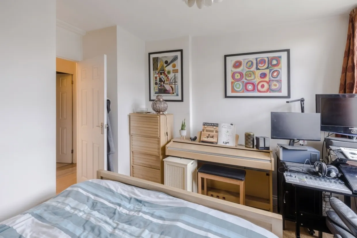 Strathdon Drive London SW17 photo 6