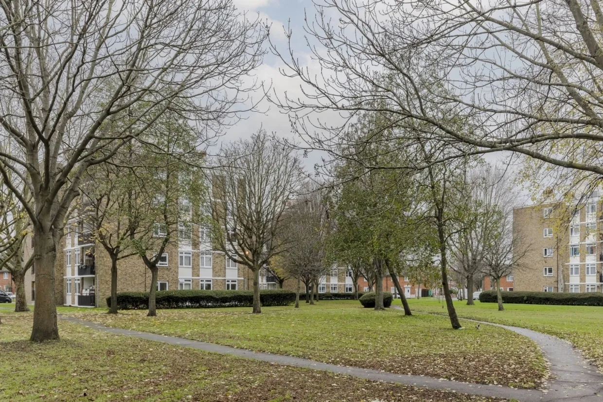 Strathdon Drive London SW17 photo 9