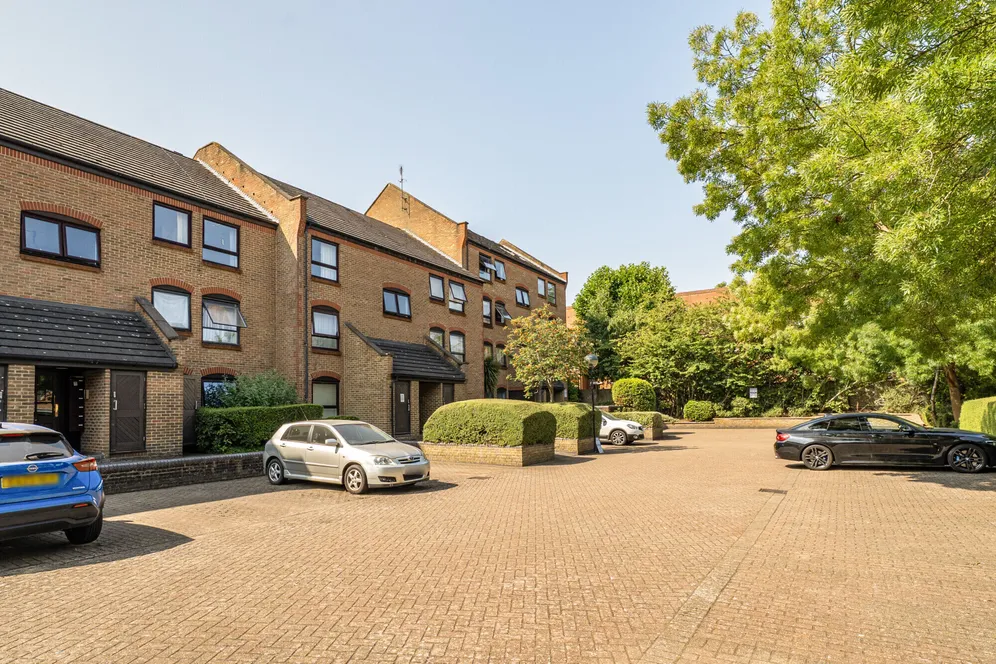 Horseshoe Close, London, E14 photo 9