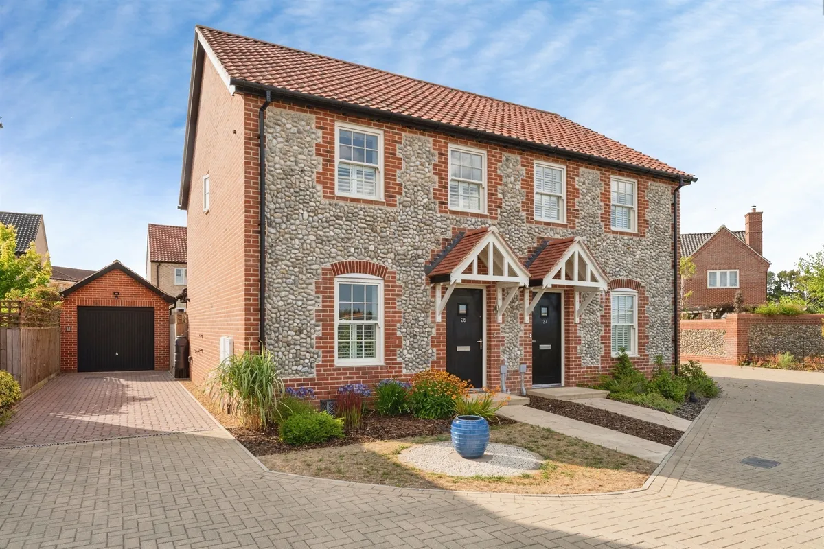 Robin Close, Holt