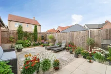 Robin Close, Holt