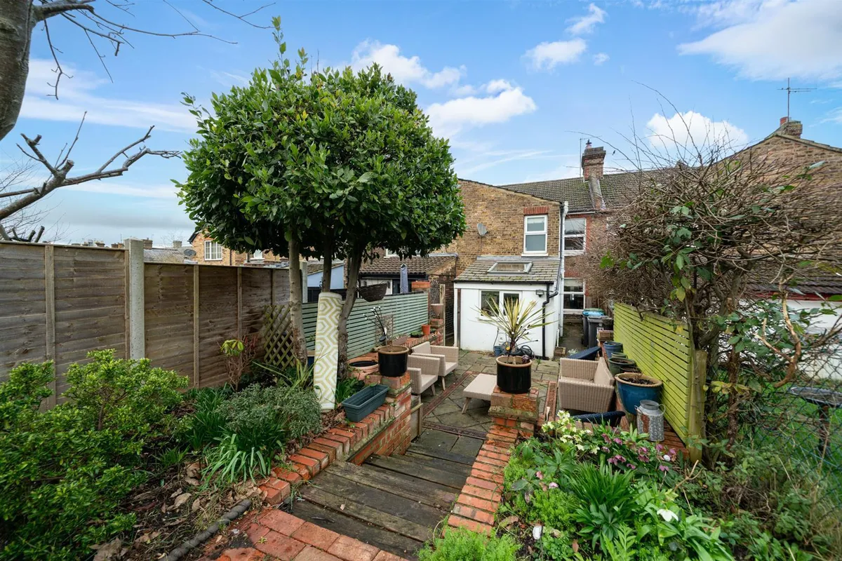 Weymouth Street, Apsley, Hertfordshire, HP3 9SJ