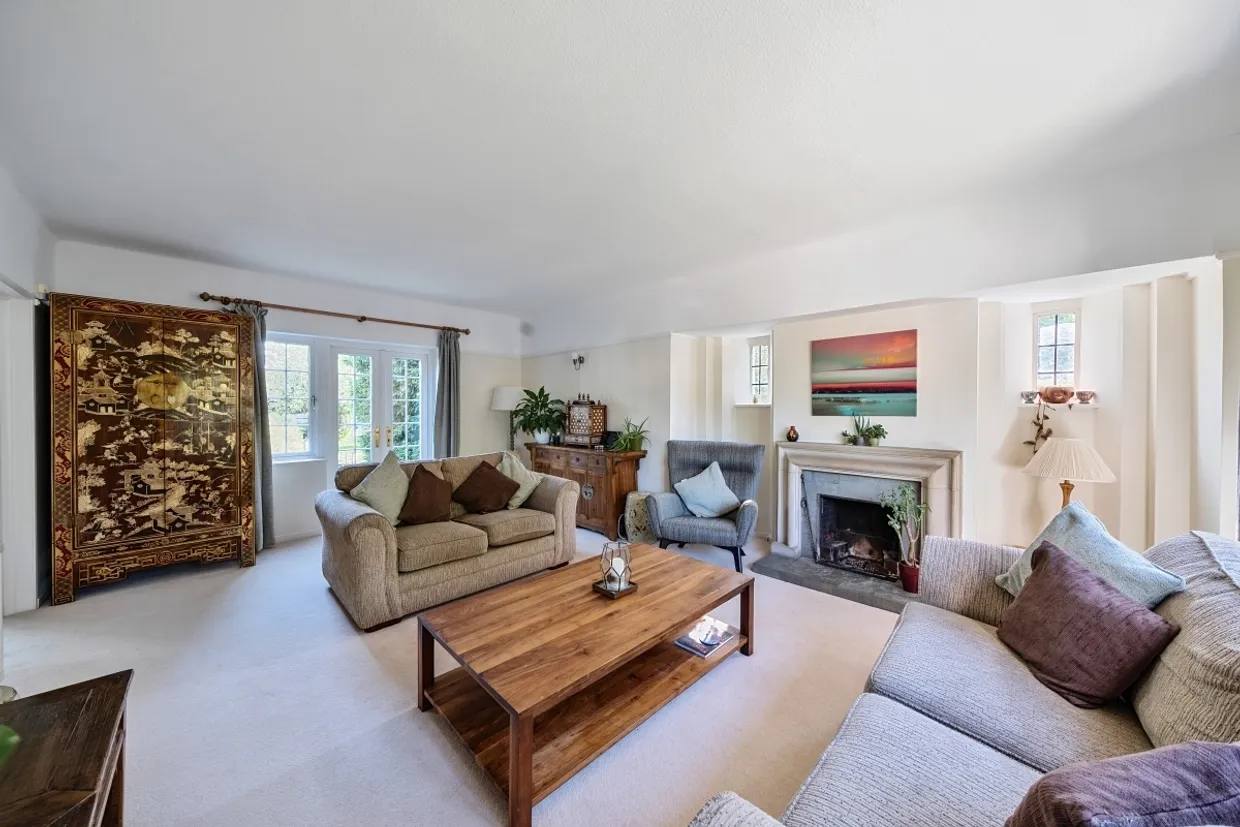 Avenue Road, Epsom KT18 photo 2