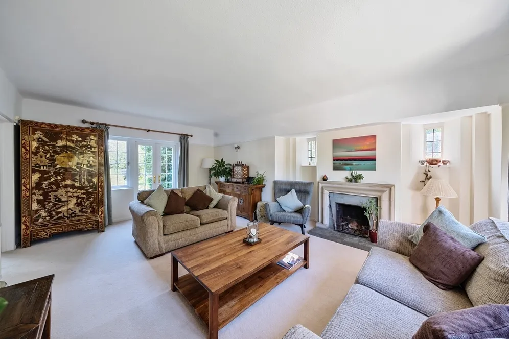 Avenue Road, Epsom KT18 photo 2