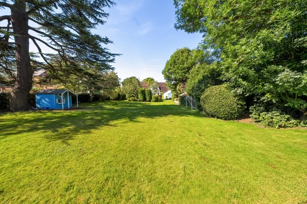 Avenue Road, Epsom KT18 photo 4