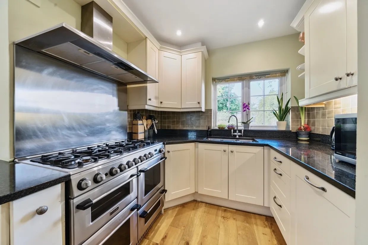 Avenue Road, Epsom KT18 photo 6