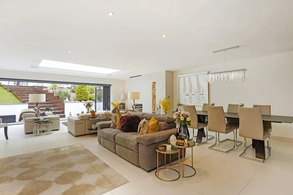 Woodlands Gardens, Epsom KT18 photo 5