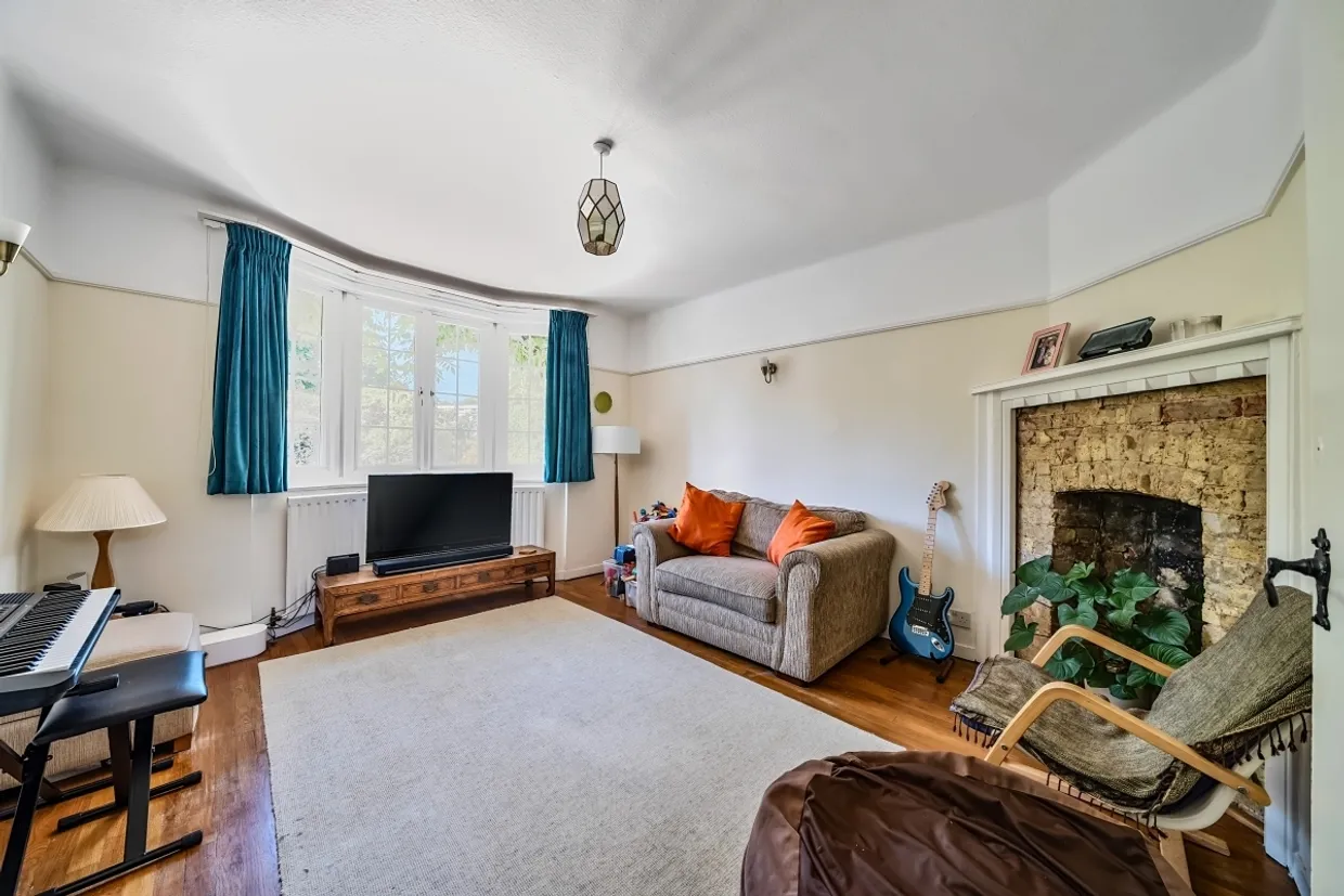 Avenue Road, Epsom KT18 photo 8