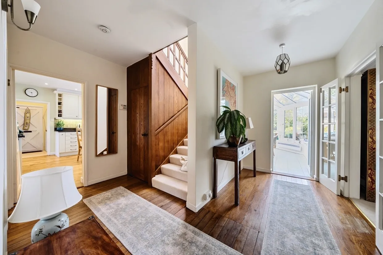 Avenue Road, Epsom KT18 photo 9