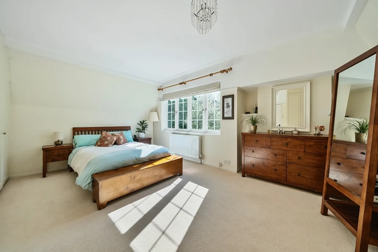 Avenue Road, Epsom KT18 photo 10