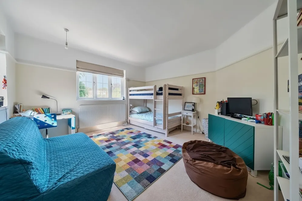 Avenue Road, Epsom KT18 photo 11