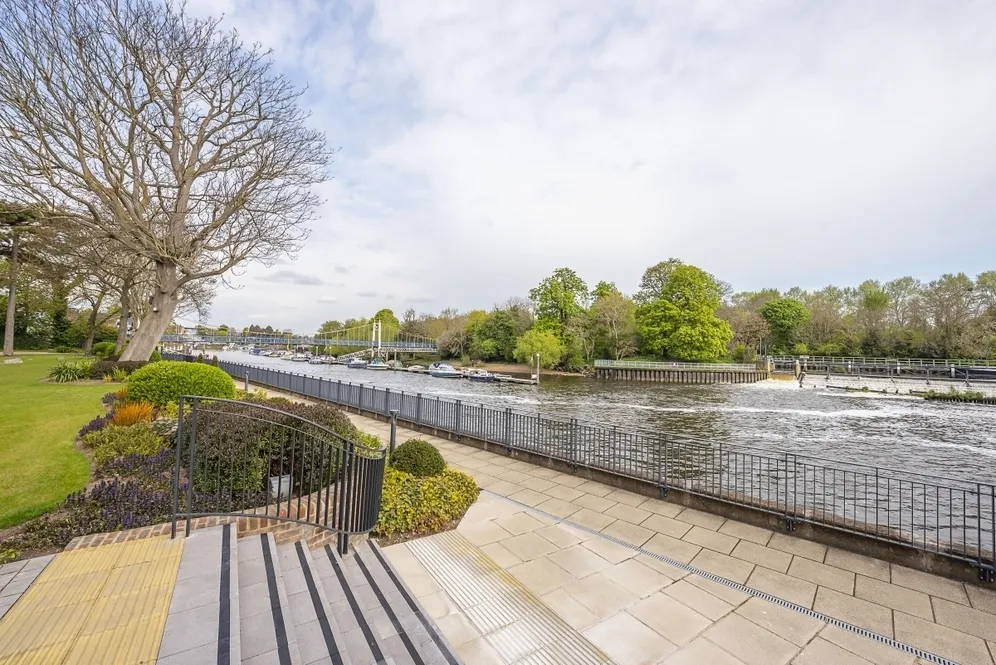 Pinewood Gardens Teddington TW11 photo 10