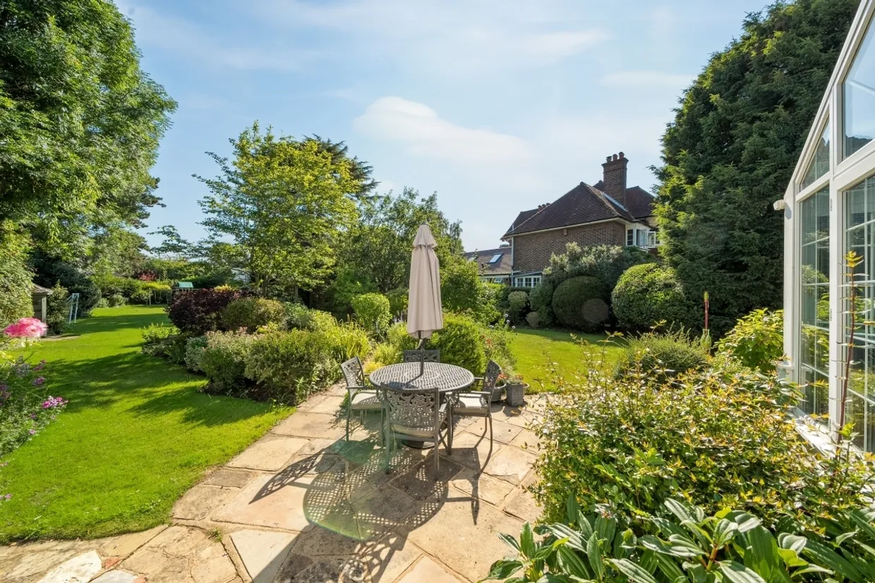 Avenue Road, Epsom KT18 photo 13