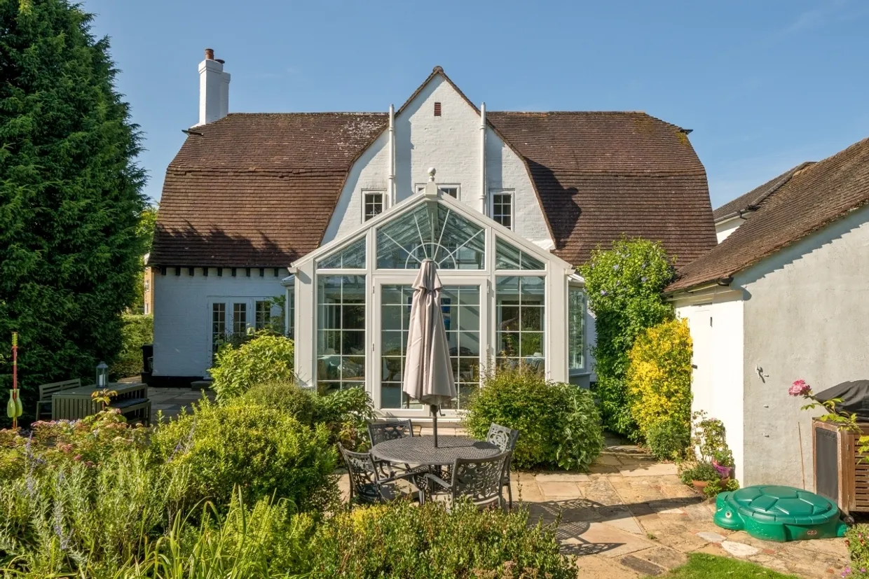Avenue Road, Epsom KT18 photo 14