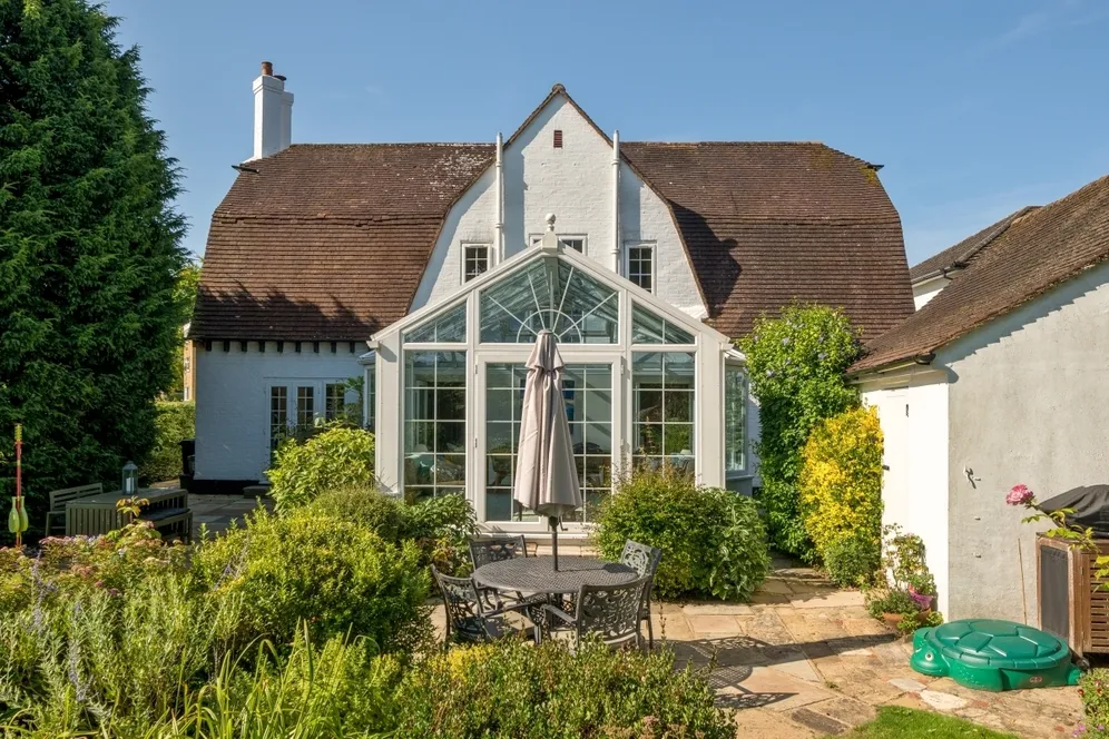 Avenue Road, Epsom KT18 photo 14