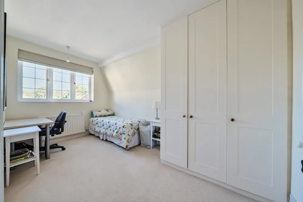 Avenue Road, Epsom KT18 photo 15