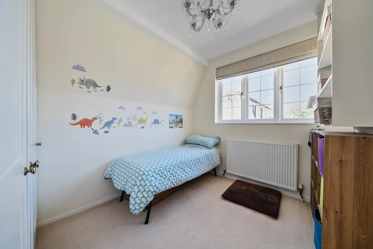 Avenue Road, Epsom KT18 photo 16