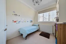 Avenue Road, Epsom KT18 photo 16