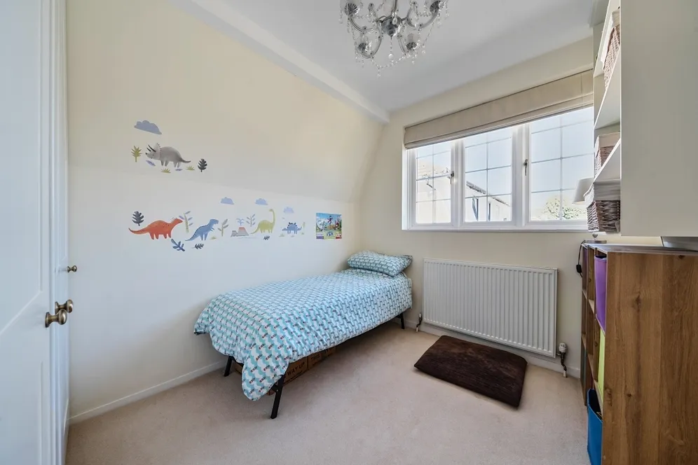 Avenue Road, Epsom KT18 photo 16