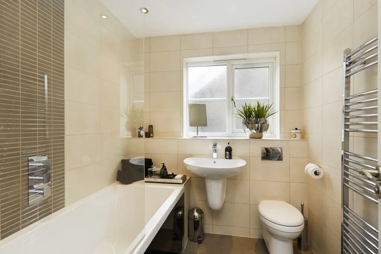 Woodlands Gardens, Epsom KT18 photo 14