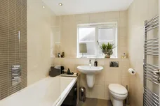 Woodlands Gardens, Epsom KT18 photo 14
