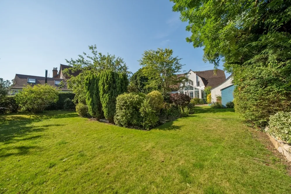 Avenue Road, Epsom KT18 photo 18