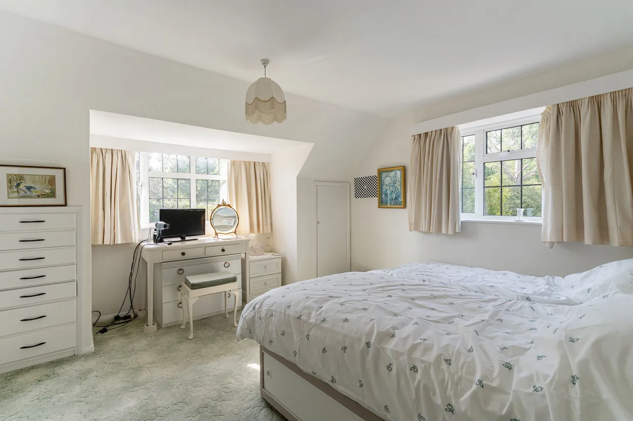 Woodstock, West Clandon, GU4 photo 9