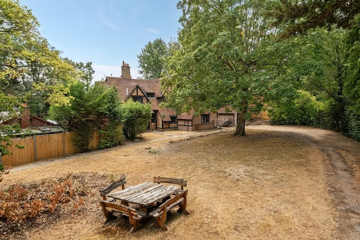 Esher Place Avenue, Esher KT10 photo 2