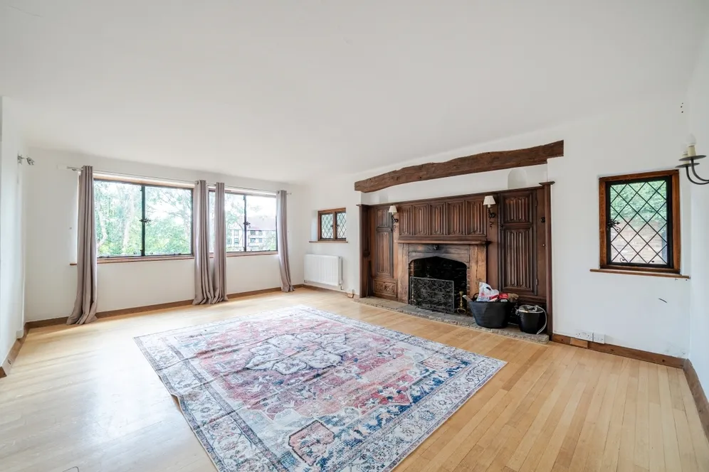 Esher Place Avenue, Esher KT10 photo 3