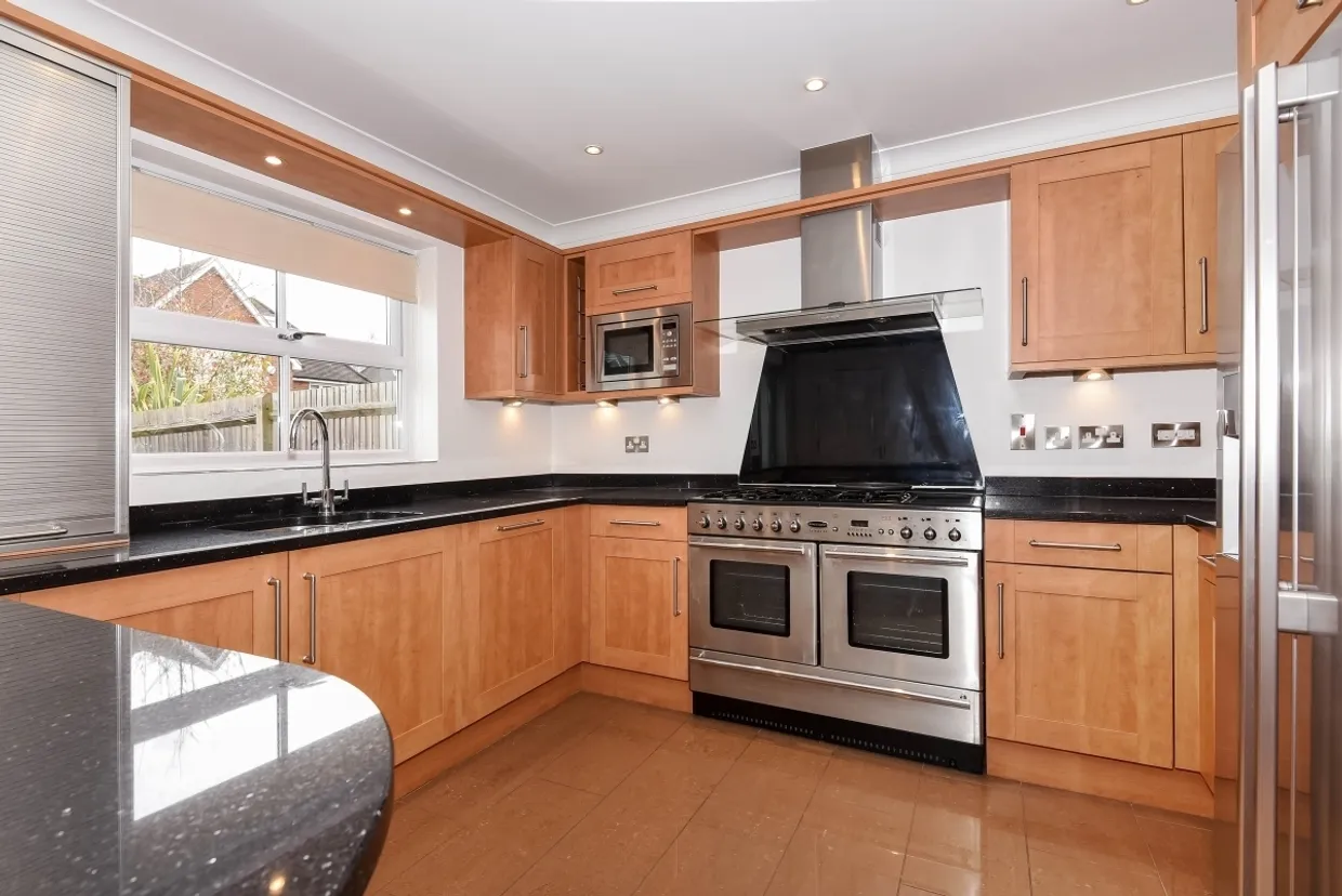 London Road, Englefield Green TW20 photo 6