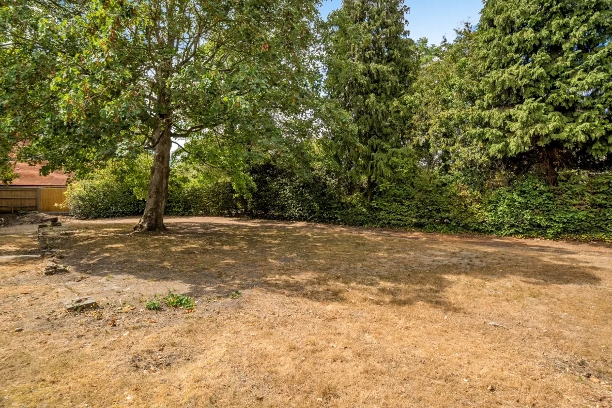 Esher Place Avenue, Esher KT10 photo 10