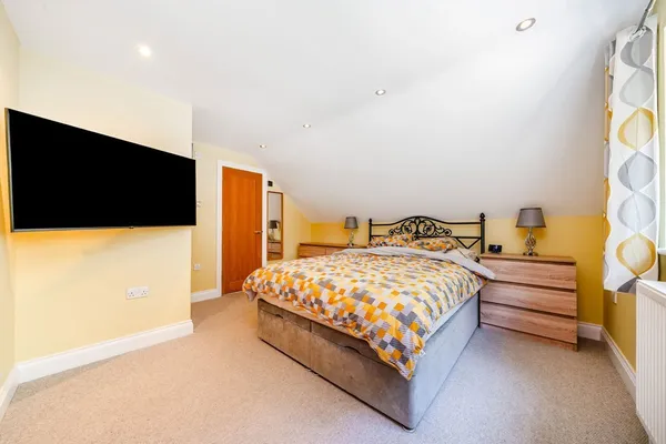 Foxholes, Weybridge, KT13 photo 7