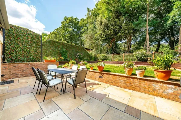 Foxholes, Weybridge, KT13 photo 9