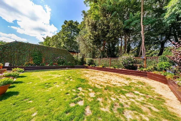 Foxholes, Weybridge, KT13 photo 10