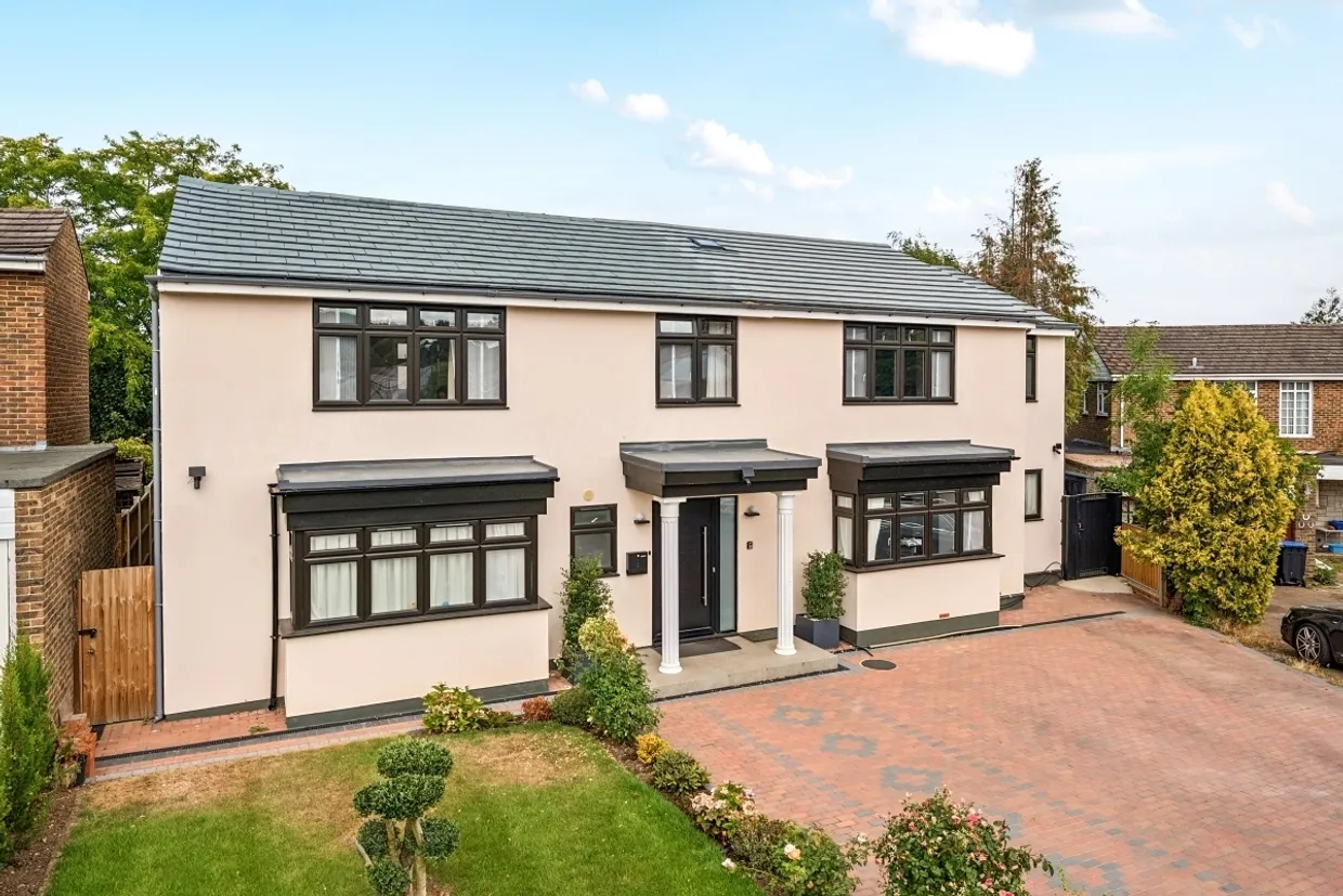Elm Gardens, Esher KT10 photo 1