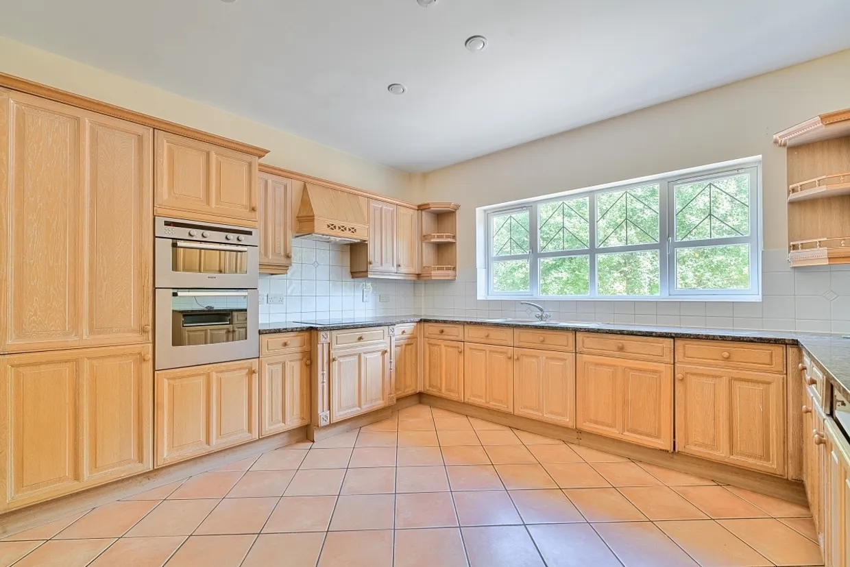 Heathside Place, Epsom KT18 photo 2
