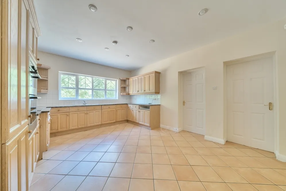 Heathside Place, Epsom KT18 photo 3