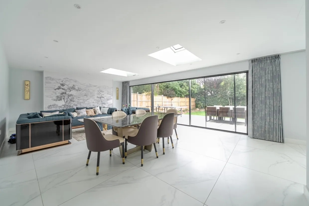 Elm Gardens, Esher KT10 photo 4