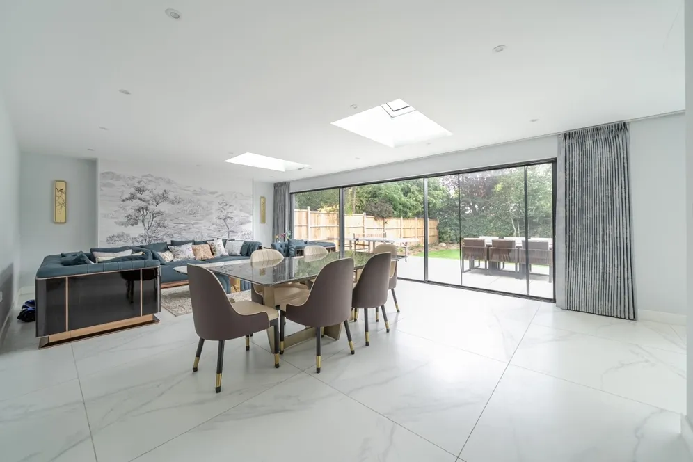Elm Gardens, Esher KT10 photo 4