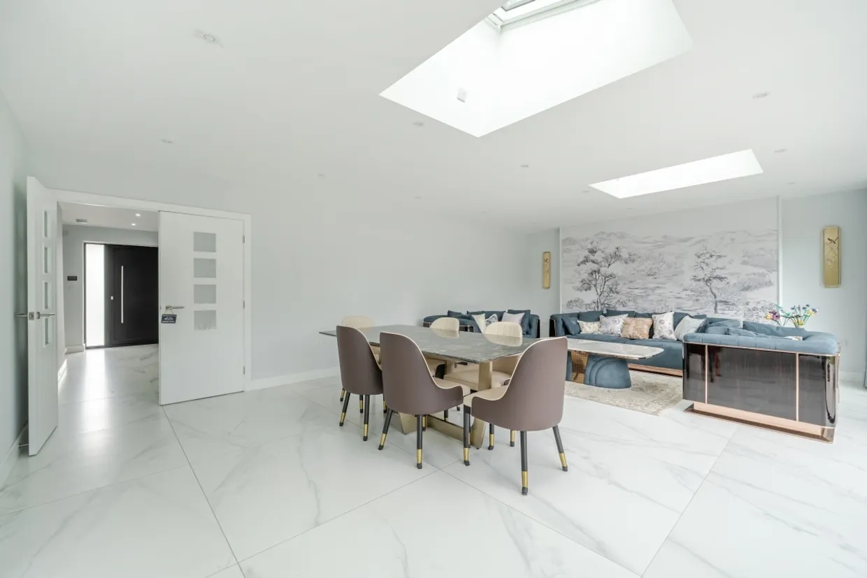 Elm Gardens, Esher KT10 photo 5