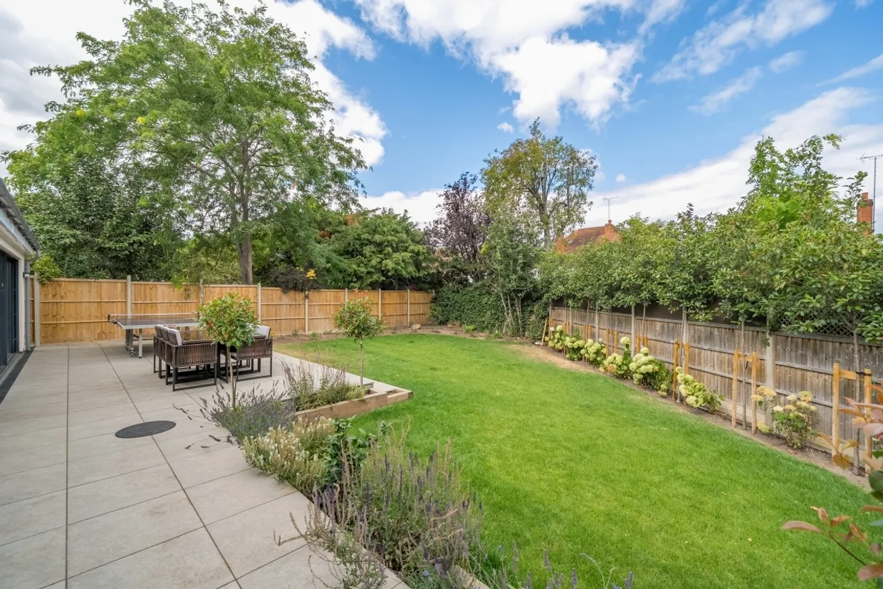 Elm Gardens, Esher KT10 photo 8