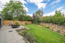 Elm Gardens, Esher KT10 photo 8