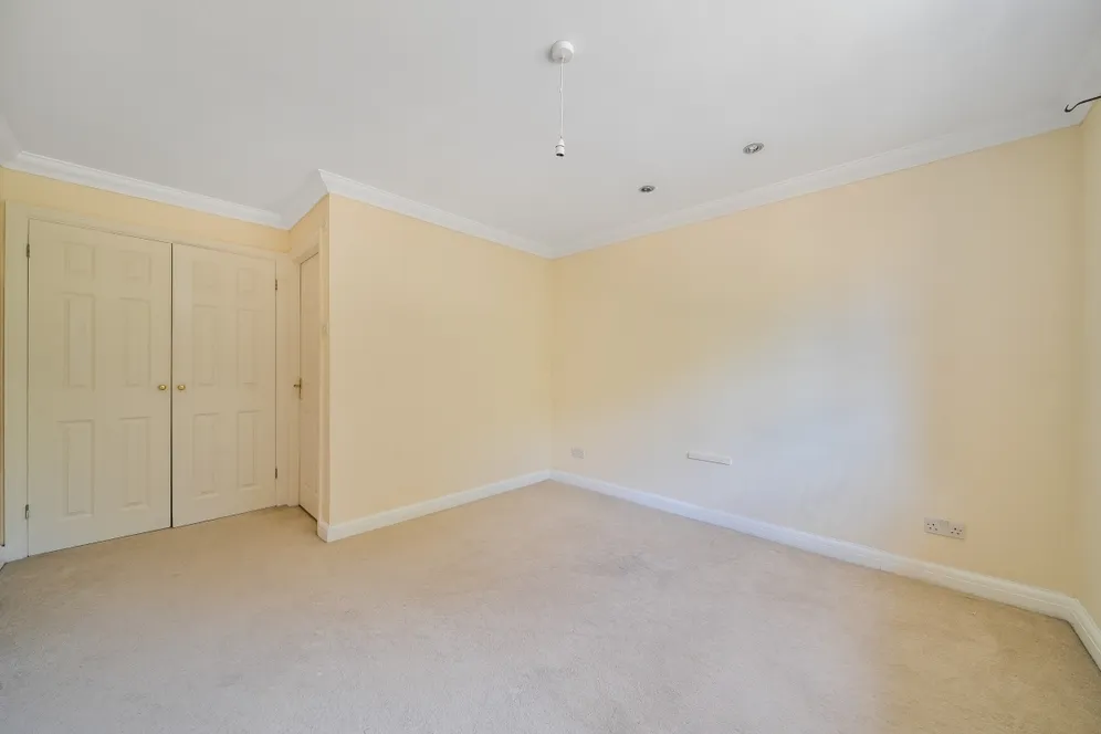 Heathside Place, Epsom KT18 photo 12
