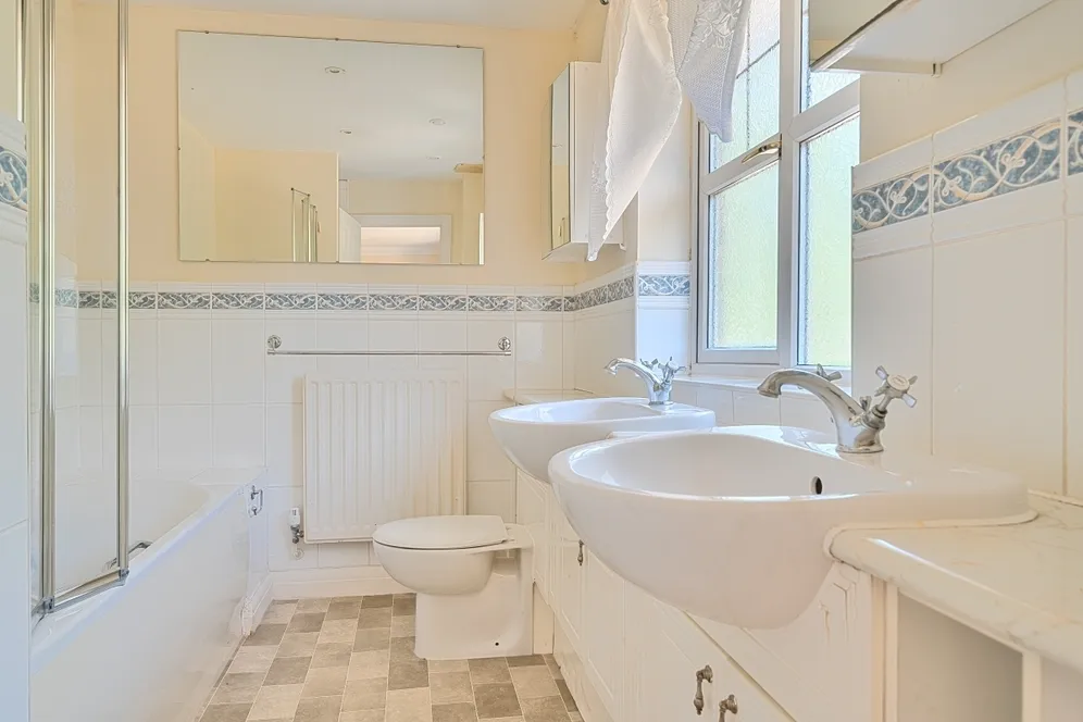 Heathside Place, Epsom KT18 photo 13