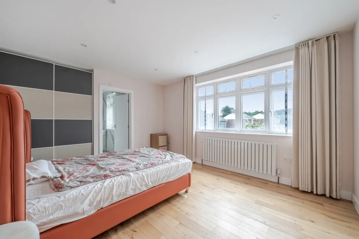 Elm Gardens, Esher KT10 photo 14