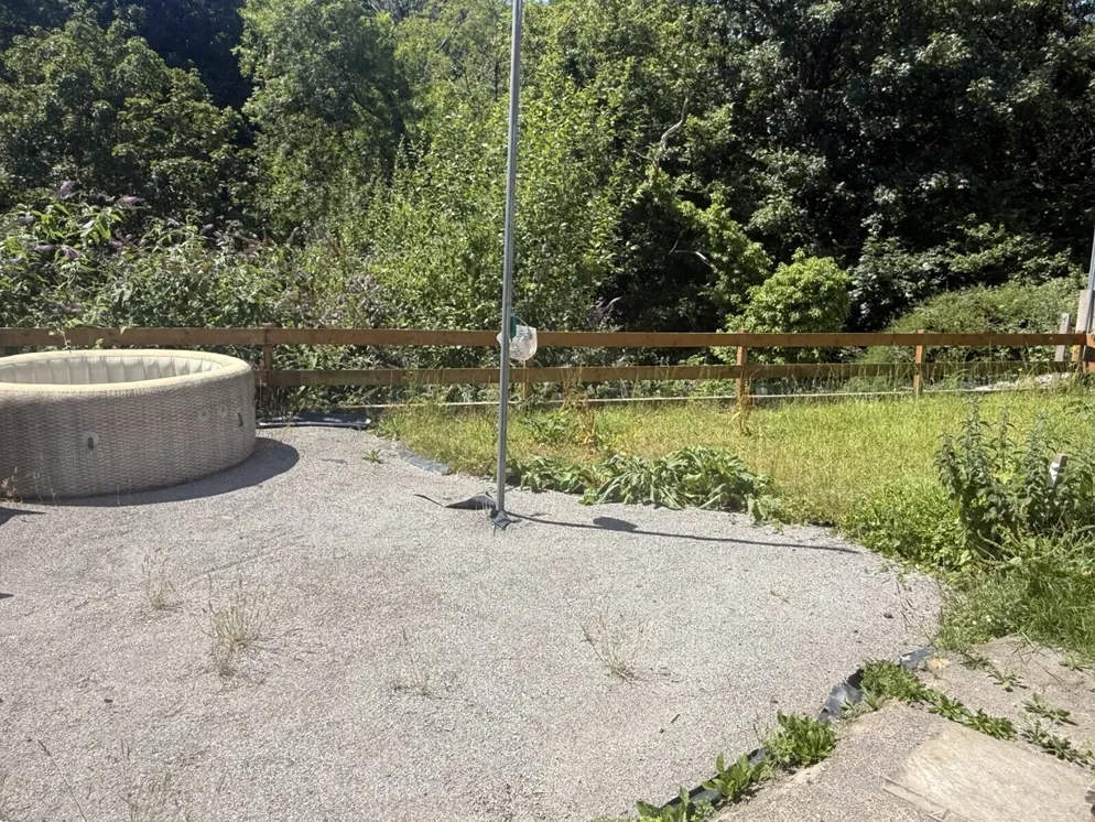 Property carousel item 9