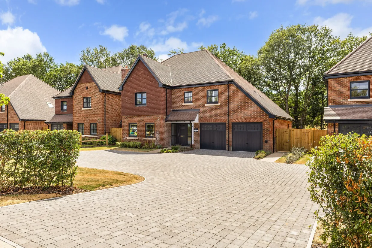 Oakland Grove, Ridgley Road, Godalming, GU8 photo 1