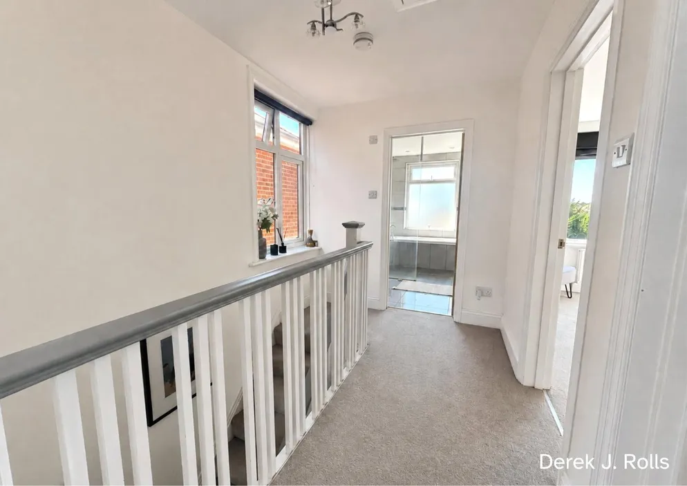 Property carousel item 9