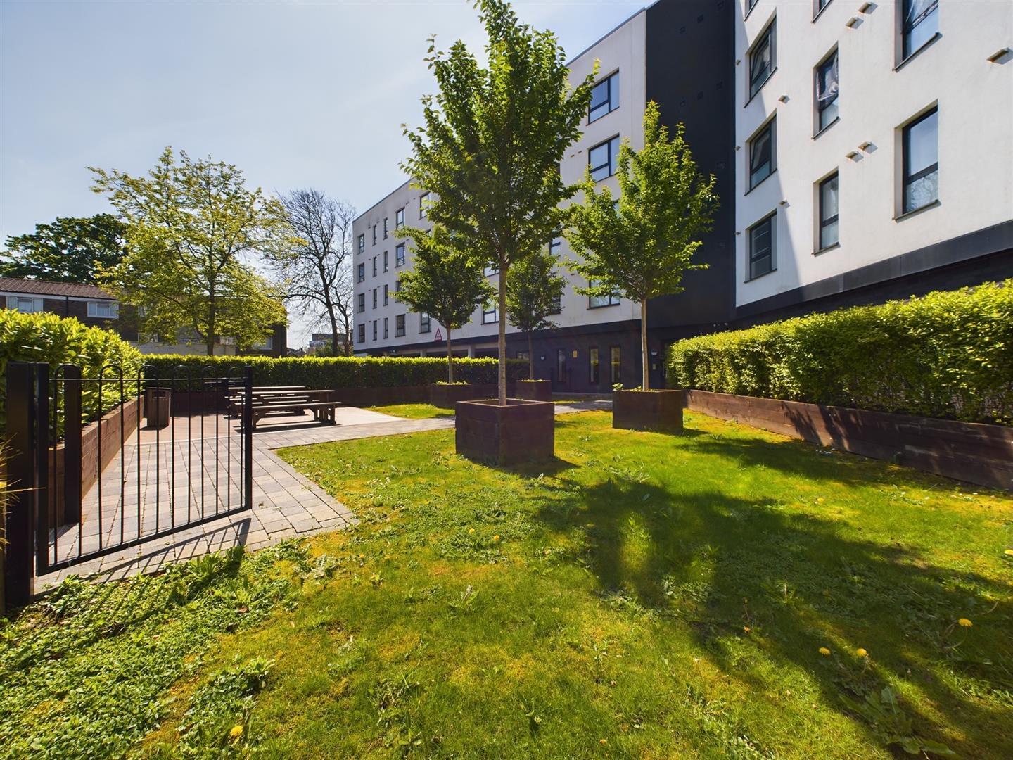London Road, Town Centre Image 10